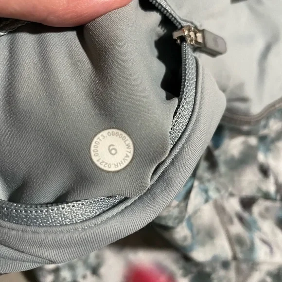 SZ6 Lululemon Speed Up LR - Picture 3 of 3
